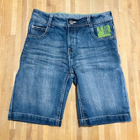 2 kurze Kinder-Jeanshosen, Grösse 140 (blau) und 146 (grau)