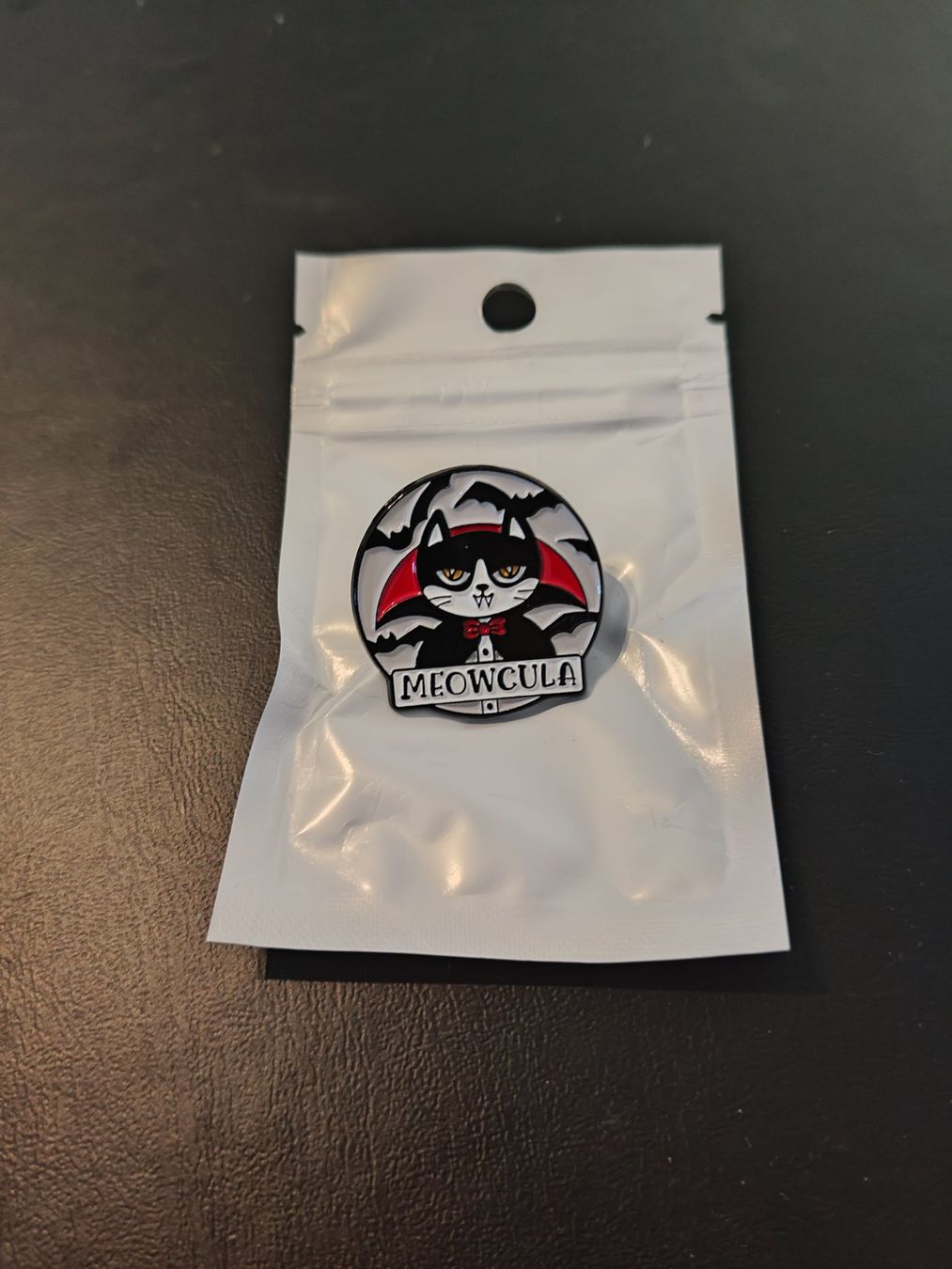 Spille & Fermagli: Katze / Cat / Chat / Gatto Pin – Nuovo e nell'imballaggio originale da Vaglio venduto da Dabia