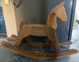 Schaukelpferd aus Holz