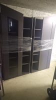 2 Wandschränke, einer mit Vitrine, 92 cm Breite je