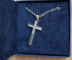 Halskette mit Kreuz in Edelstahl vergoldet. Länge 90cm