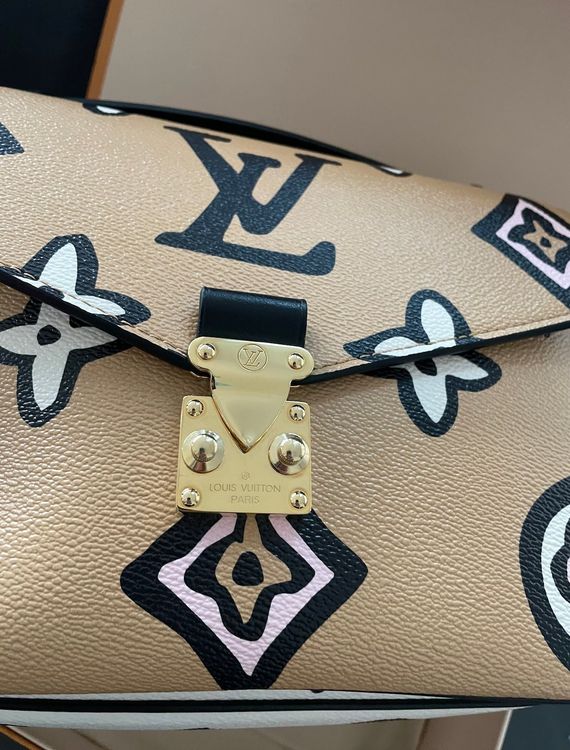 Louis Vuitton Bag Pochette Metis MM Arizona Monogram Wild at Heart