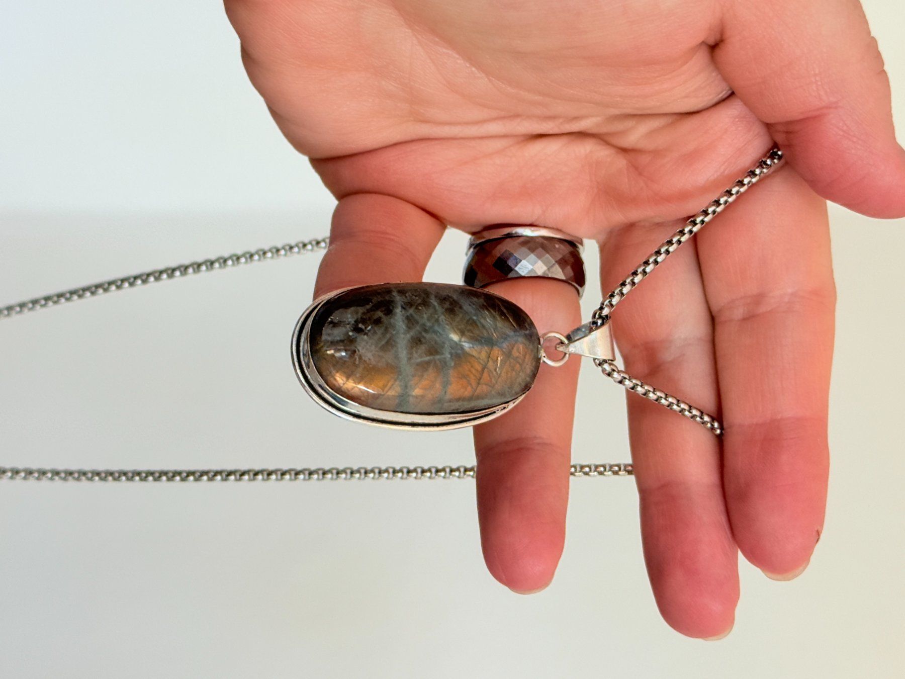 Catenine: Collier labradorite - Élégance discrète ✨ – Nuovo e nell'imballaggio originale da Genève venduto da AWWA 1