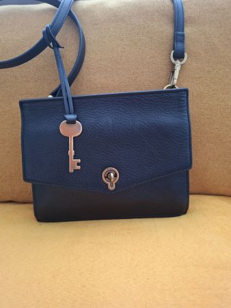 Sac Fossil noir, cuir,comme neuf! Avec bandoulière réglable