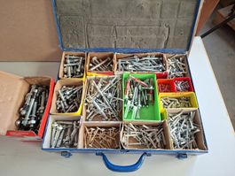 Schrauben und Dübel Sortiment Werkzeugkasten gebraucht