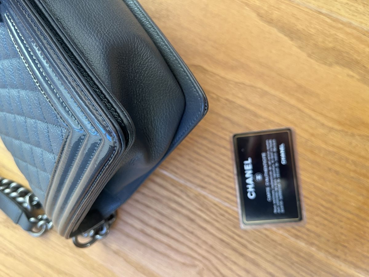 Chanel Borse da donna: Chanel Boy Bag Grau, Silber Hardware new medium – Usato da Wädenswil venduto da Iana32 5