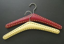2 Kleiderbügel mit Nieten, rot/gelb, Vintage 60er Jahre
