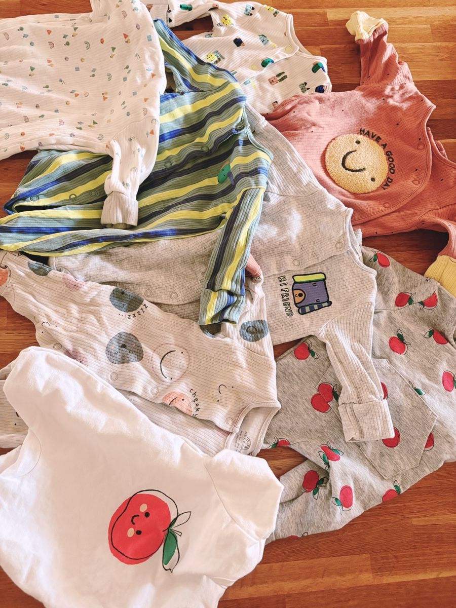 Lotti & Set di vestiti: Baby Strampler Set mit 12 Stramplern bunte Muster Grösse 56 – Usato da Uitikon Waldegg venduto da sgbee
