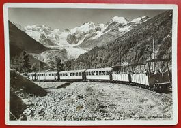 Berninabahn beim Morteratsch Gletscher