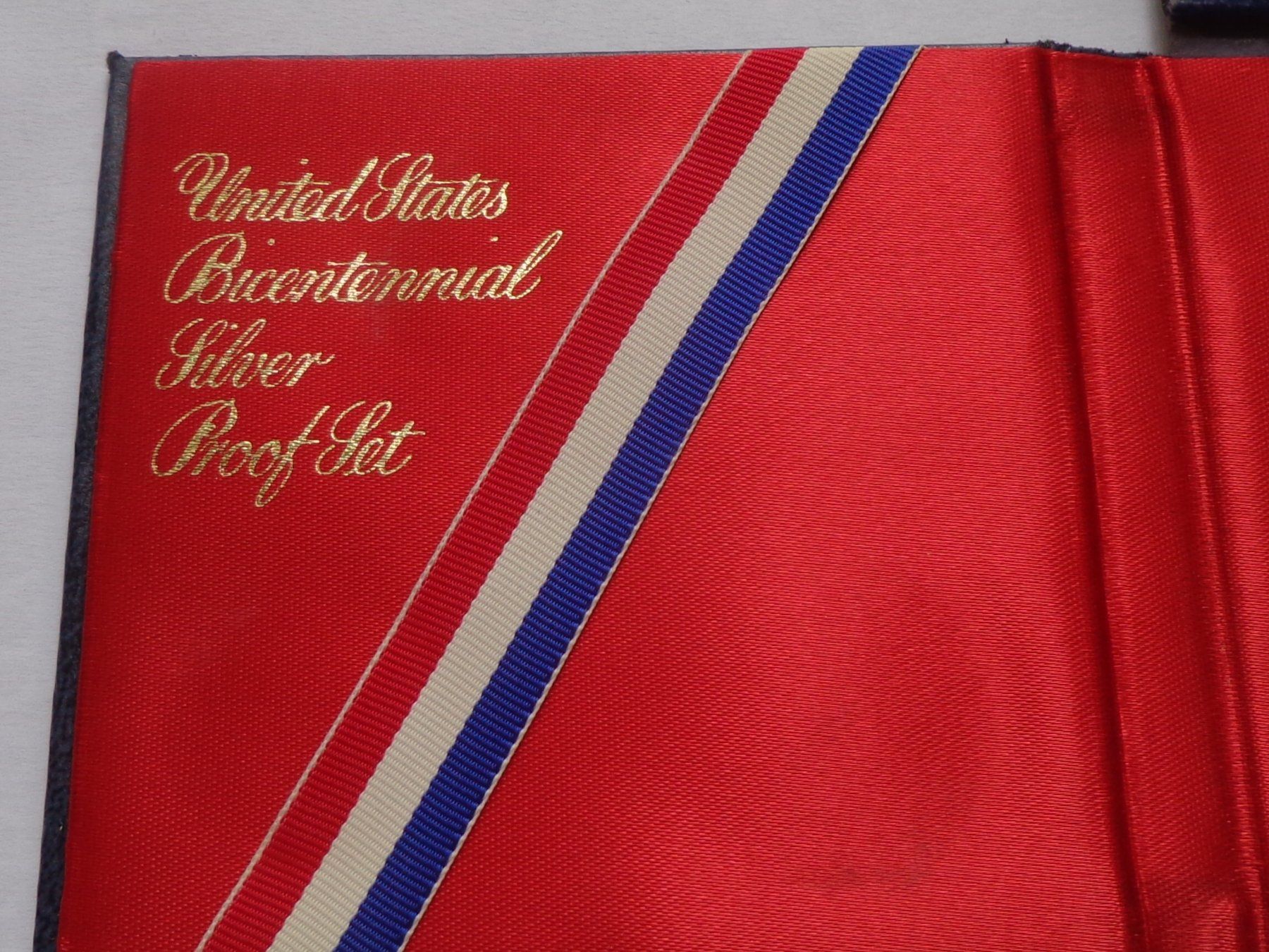 Tutti le monete: USA Mint 3 Coin 1976 Bi Centennial Proof Set with COA – Nuovo e nell'imballaggio originale da Pully venduto da UCA01 3