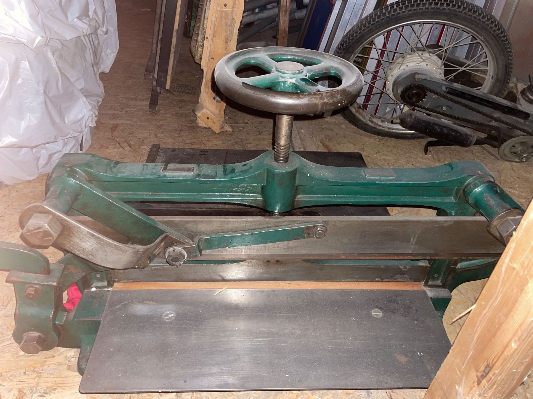 Tutte le macchine: Massicot ancien et robuste - Robuste Schneidmachine – Usato da Fribourg venduto da JohnB4 3