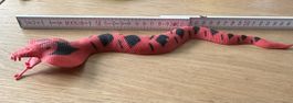 Spielzeug Schlange rot schwarz 35 cm
