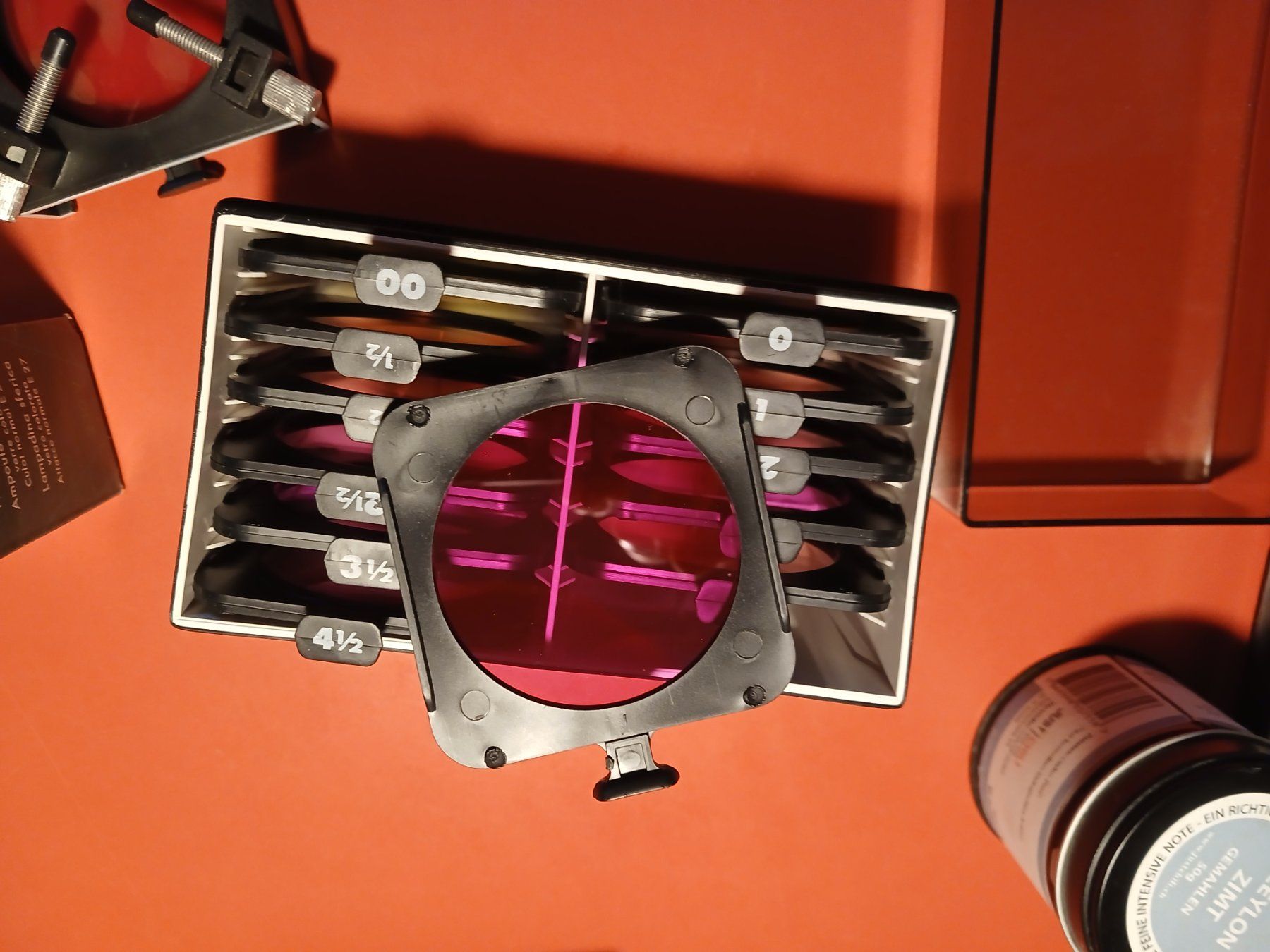 Ilford Laboratorio & Camera oscura: Ilford Multigrade Filter-Kit mit Halterung und Box – Usato da Zürich venduto da Lvera 2