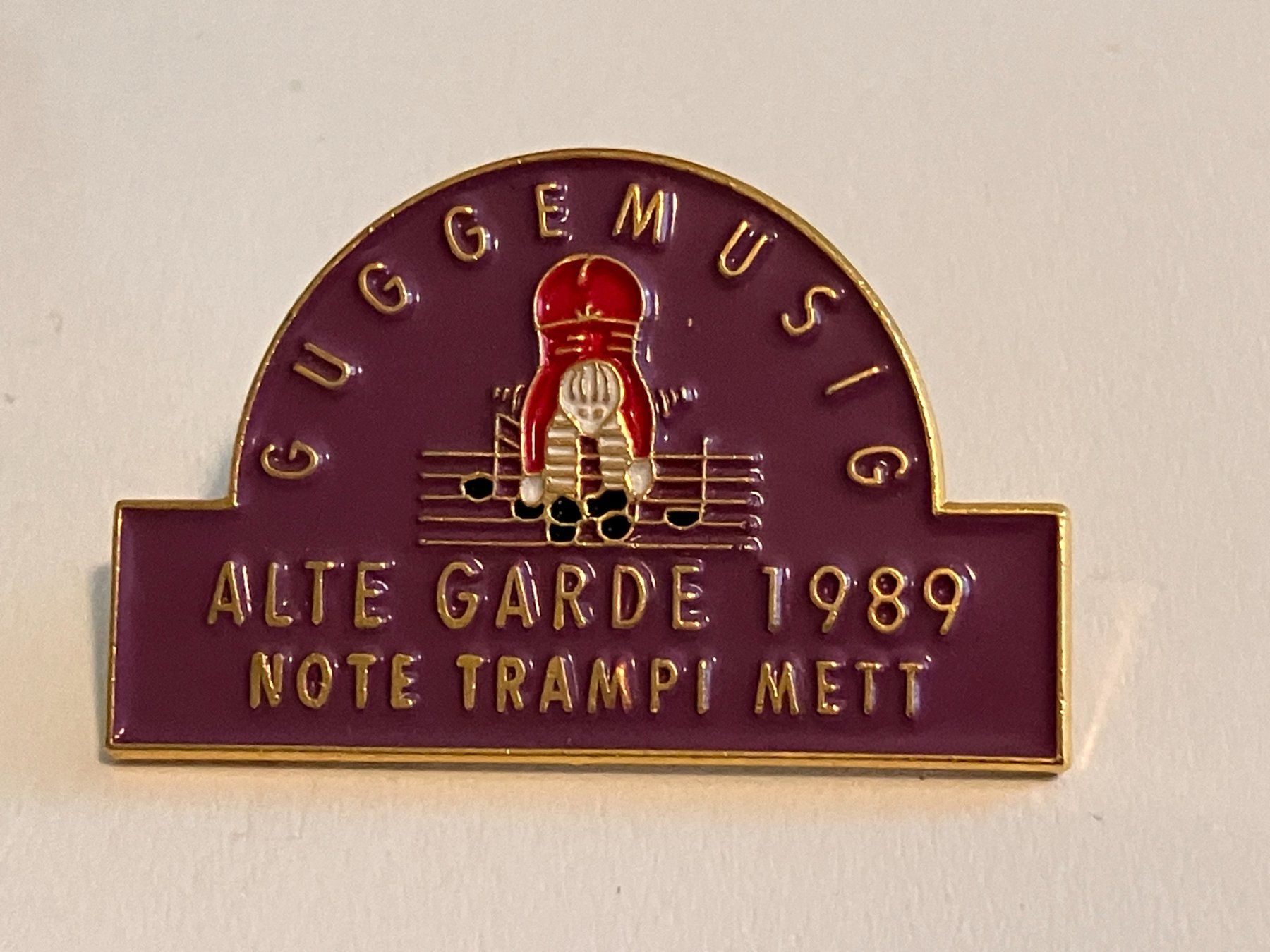 Placchette & Badge: 1 Pin Guggemusig Alte Garde Note Trampi Mett  – Usato da Basel venduto da djwwpp