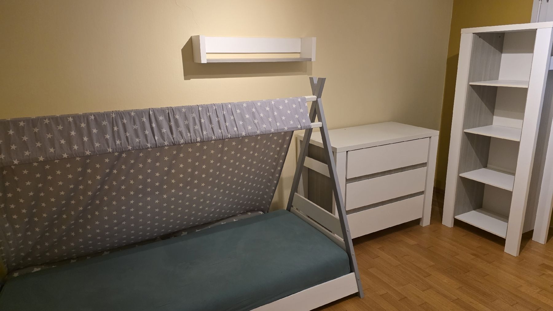 Betten: Kinderzimmer Möbel Set: Tipibett, Kommode, Regal, Wandboard – Gebraucht aus Bronschhofen von Tvboss0