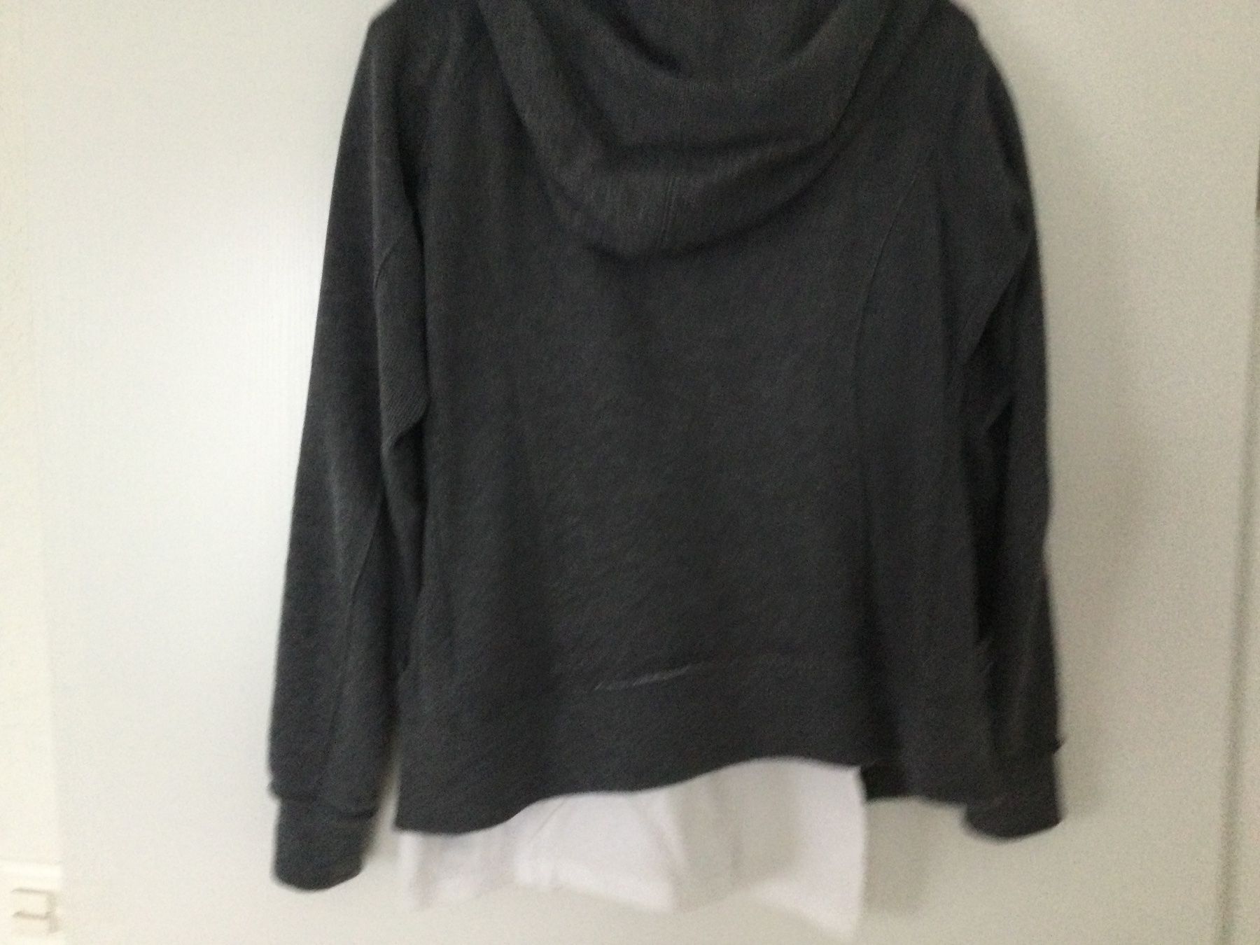 Guess Kleiderpakete: Guess Kapuzenpullover mit 2 Guess T-Shirt Gr. S – Gebraucht aus Baar von negombo 2