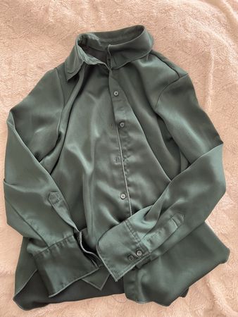 Elegante Satinbluse in Tannengrün