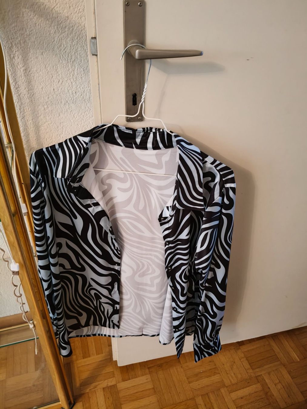 Blusen: Satin-Bluse mit Knöpfen, Langarm, Eleganter Freizeitstil – Neu (gemäss Beschreibung) aus Urtenen-Schönbühl von sep_k9jk 2