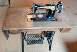 Singer Nähmaschine mit Holztisch und Fusspedal
