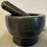 Mörser mit Stössel aus Stein dunkles Design guter Zustand