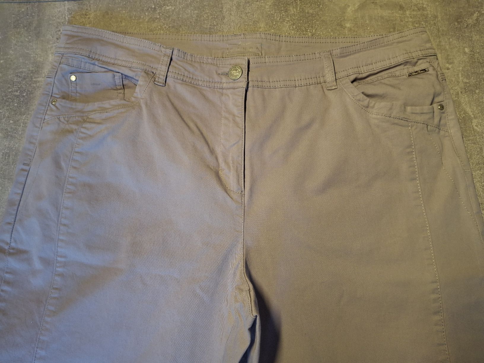 C&A Pantaloni: Pantalon gris clair 98% coton taille 44 marque C&A – Usato da Villiers venduto da san_jn5w 2