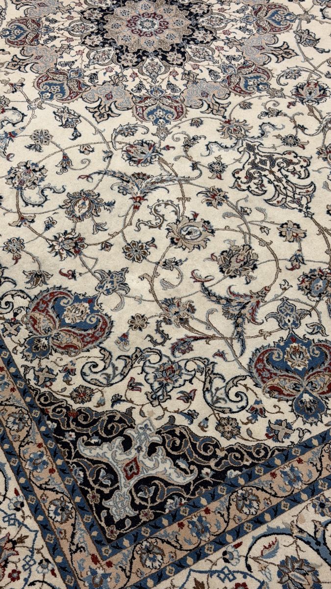 Teppiche: GHOM Seide Orientteppich mit Blumenmuster hellblau beige – Gebraucht aus Reinach BL von BachoferRaeumungen 3