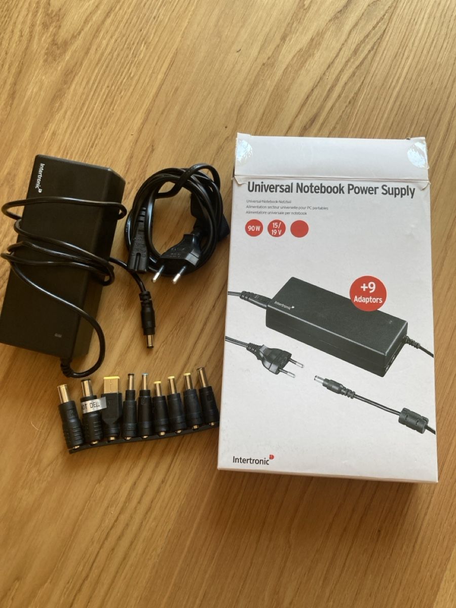 Caricabatterie: Universal Notebook Netzteil 90W +9 Adapter – Usato da Gümmenen venduto da lar12 1