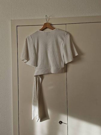 Kurzes weisses Shirt mit breiten Ärmel - Grösse 40