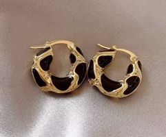 Elegante goldene Ohrringe mit schwarzem Muster