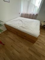 Bett aus Holz mit zwei Schubladen (180 x 200)