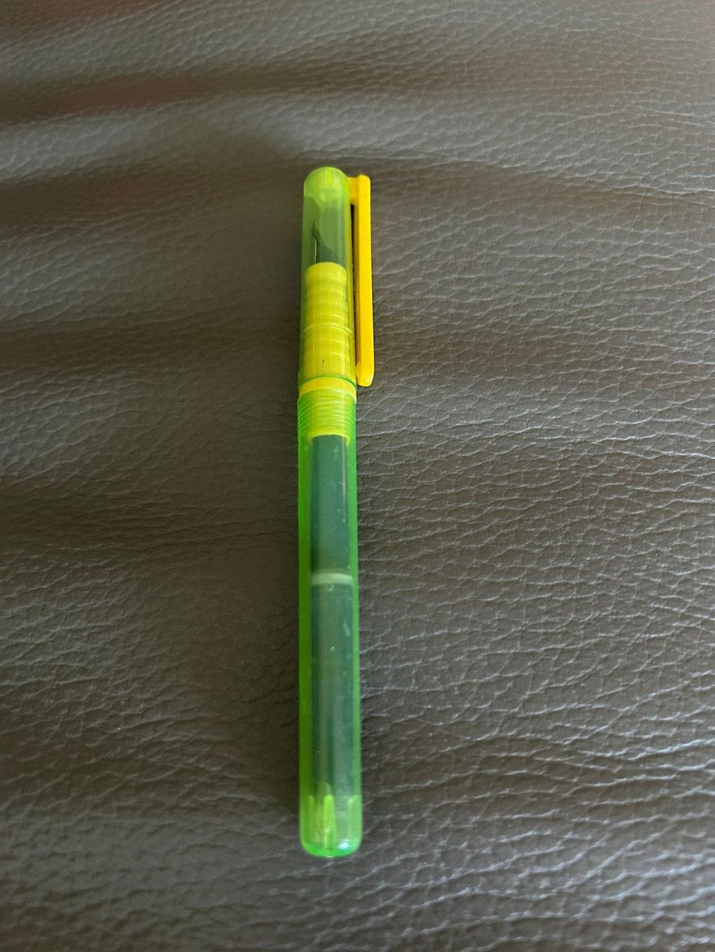 Penna & Evidenziatori: Penna stilografica fluo – Usato da Melano venduto da H-Sara