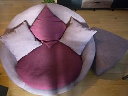 Gemütlicher robuster lila Sessel mit Hocker und Kissen (VB)