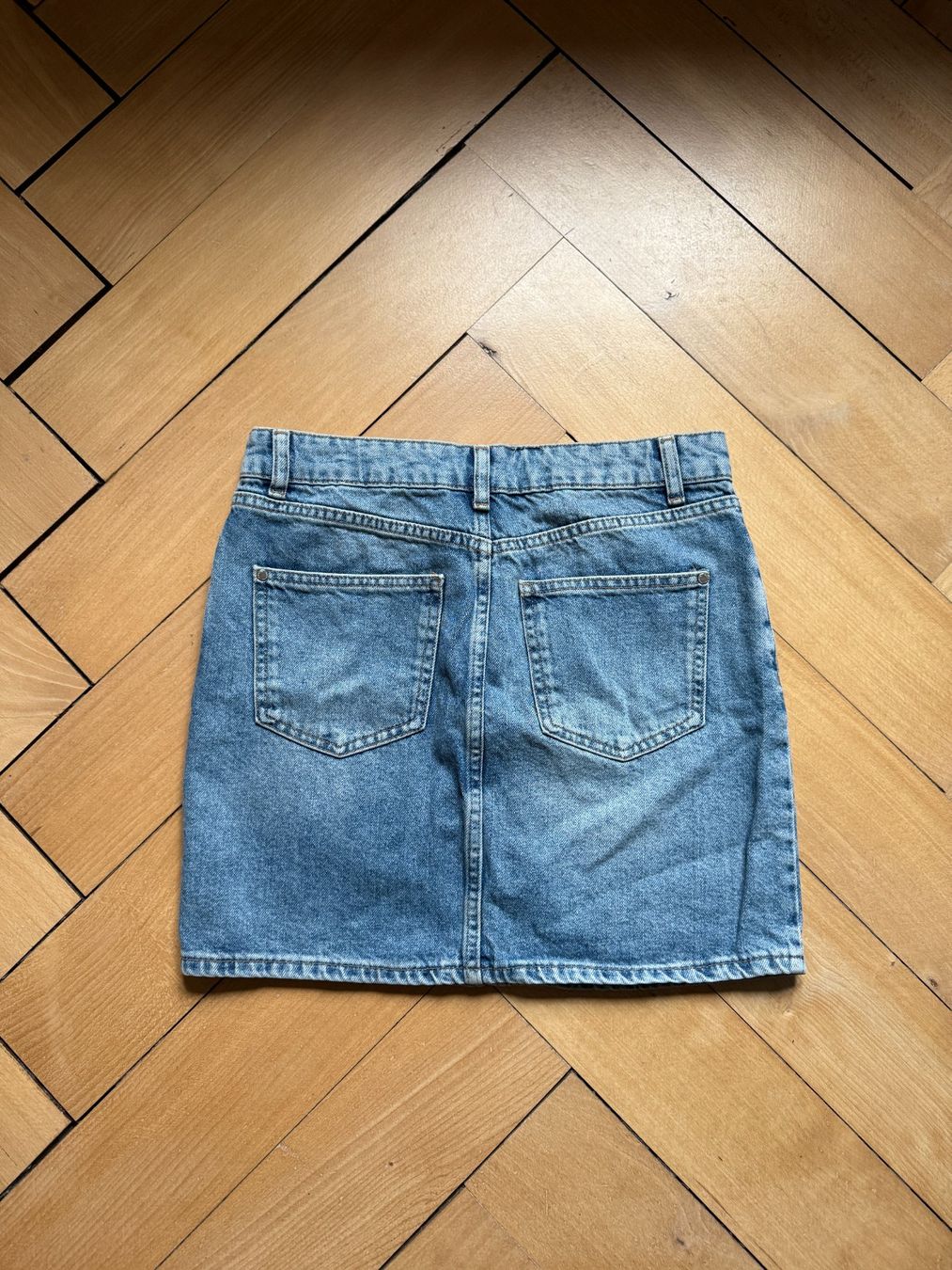 Mango Gonne: MANGO - Jeansrock hellblau mit Nieten S – Usato da Zürich venduto da Diazaio 2