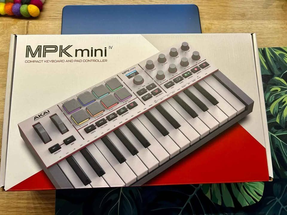 Sistema di controllo: AKAI MPK mini IV Compact Keyboard Controller neuwertig – Usato da Seltisberg venduto da car_7kwr