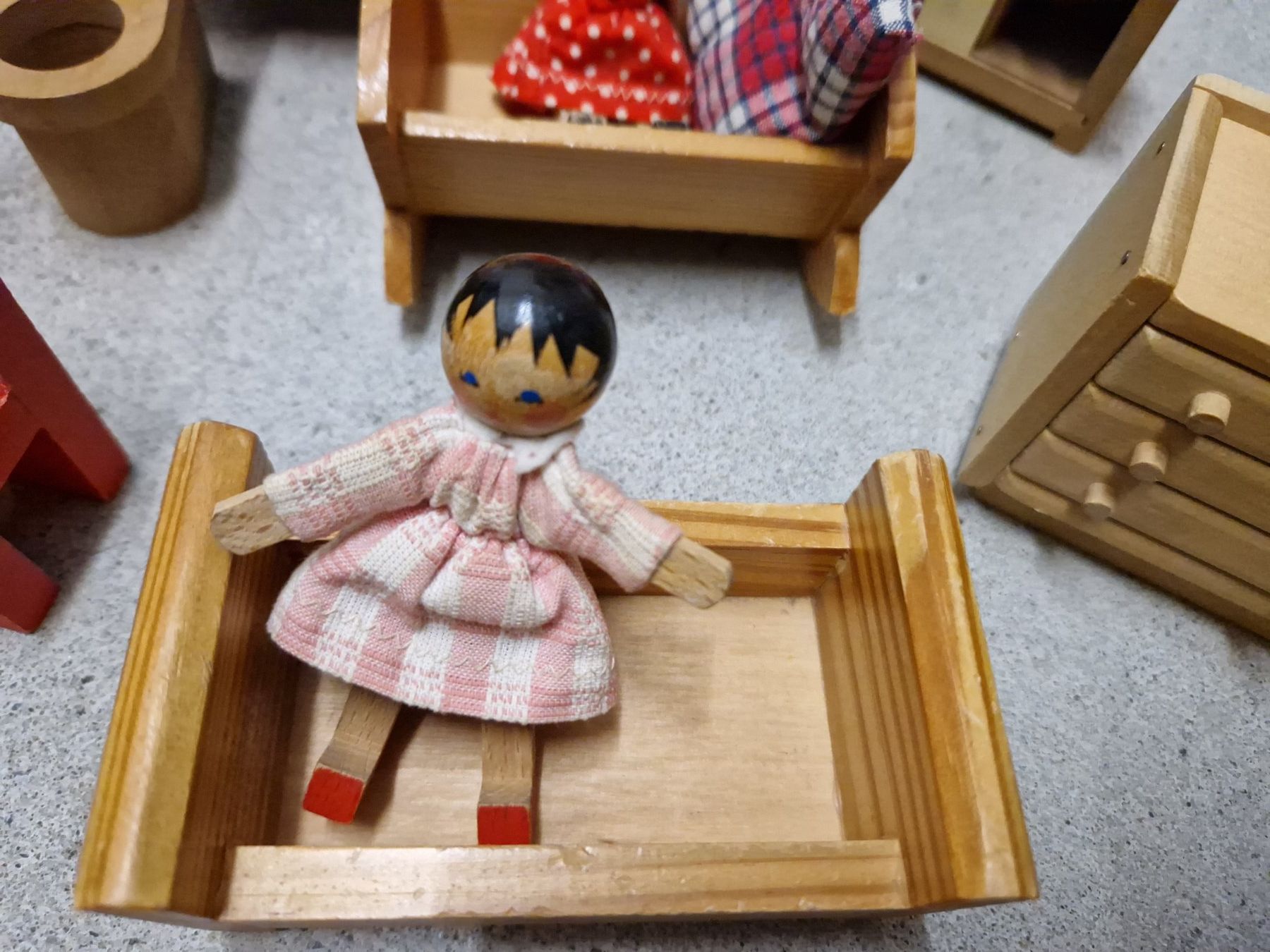 Case e mobili per bambole: Antike Möbel und Figürchen für Bäbistube Puppenstube – Usato da Zürich venduto da Milarit1 1