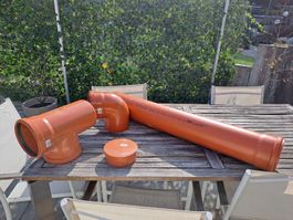 PVC Kunstoff Leerrohr und Winkel