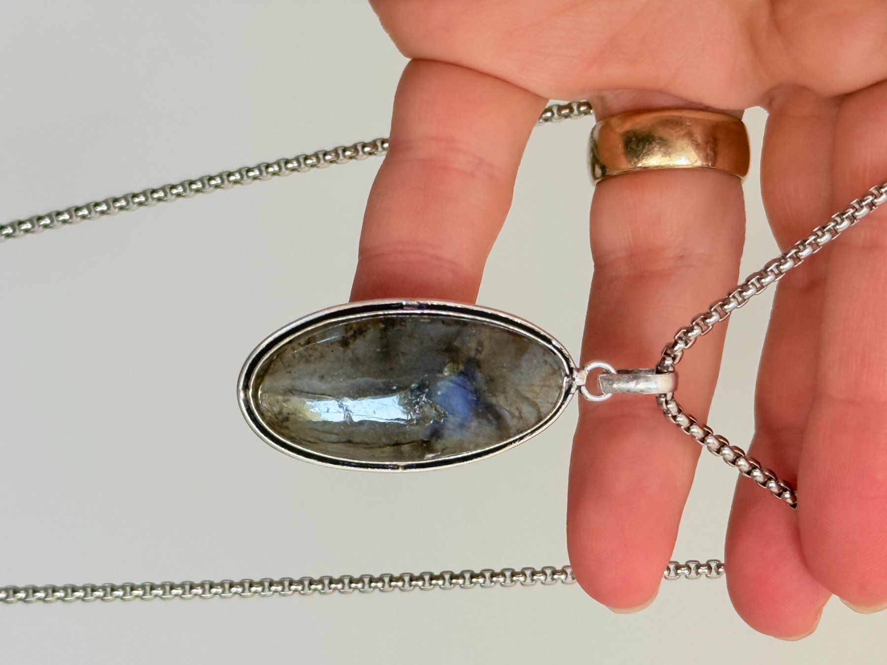 Catenine: Collier pendentif labradorite ovale – Nuovo e nell'imballaggio originale da Genève venduto da AGBERG 3