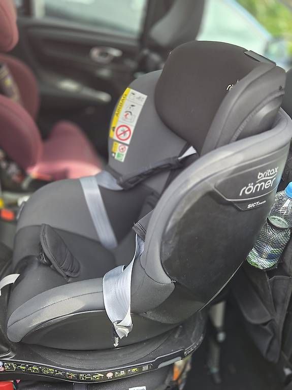 Britax Römer Auto-Kindersitze: Britax Kindersitz dualfix m i-size – Gebraucht aus Thun von Zmurmi
