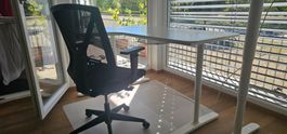 Ein Schreibtisch mit Geschichte – und der passende Stuhl