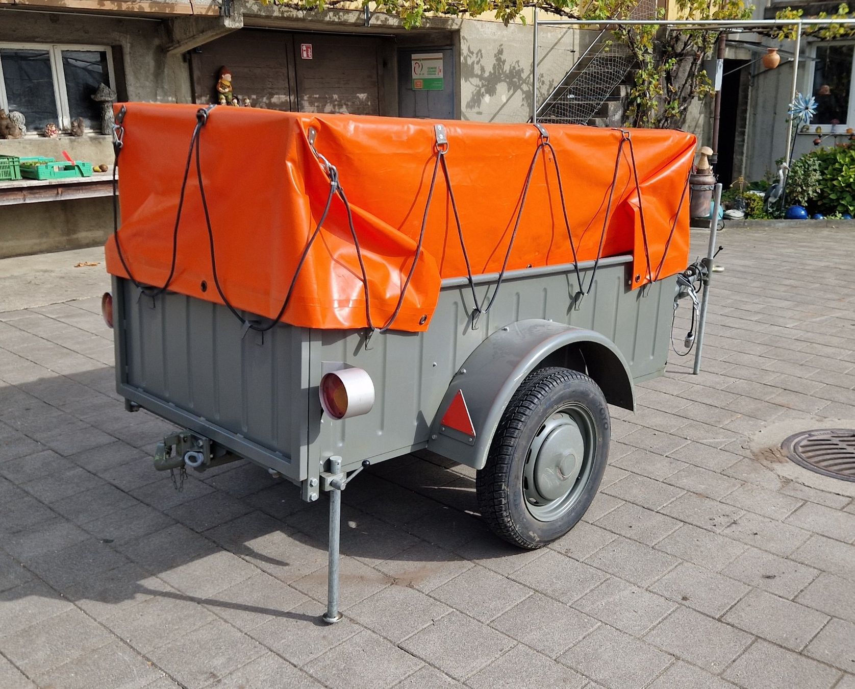 Bzs Anhänger: Zivilschutz Anhänger / Materialanhänger mit Blache – Gebraucht aus Gampelen von Schmidi887