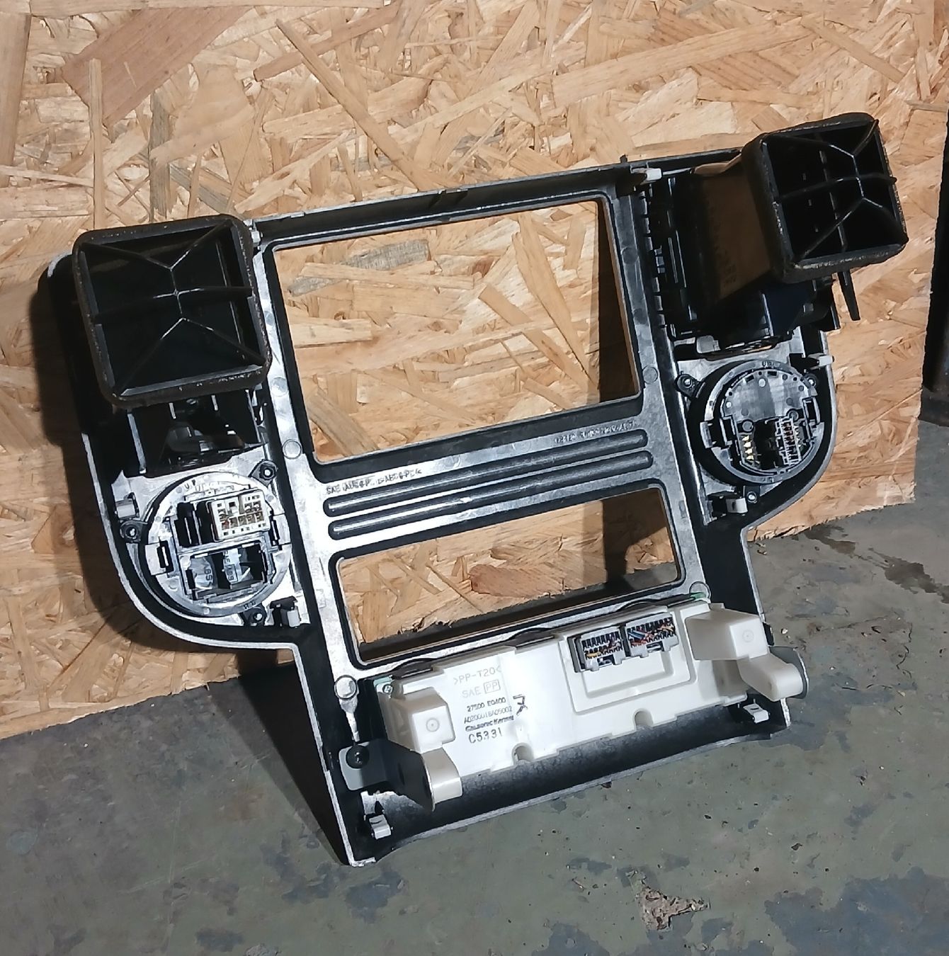 Nissan Tutti pezzi di ricambio auto: Commande de bord Nissan XTrail 2001-2007 – Usato da la heutte venduto da Auto-stock 1