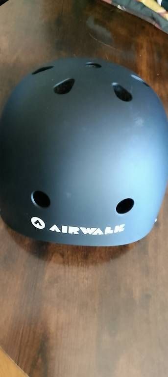 Caschi: Airwalk casque de skateboard  – Usato da Le Grand-Saconnex venduto da Jonssi
