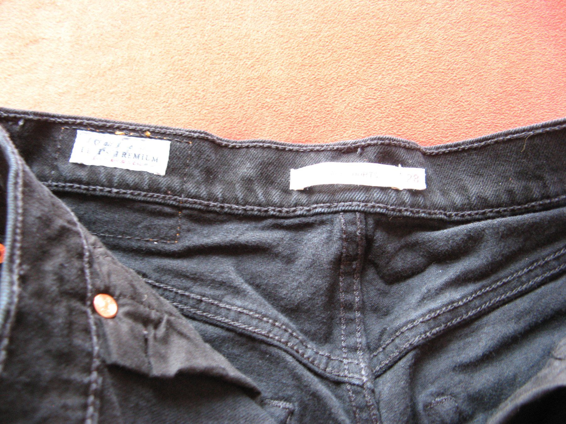 Levi's Pantaloni: schwarze Levi Strauss Hot Pants Gr. 28 – Usato da Zürich venduto da apil 2