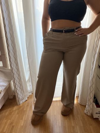 Pantalon beige avec ceinture noir
