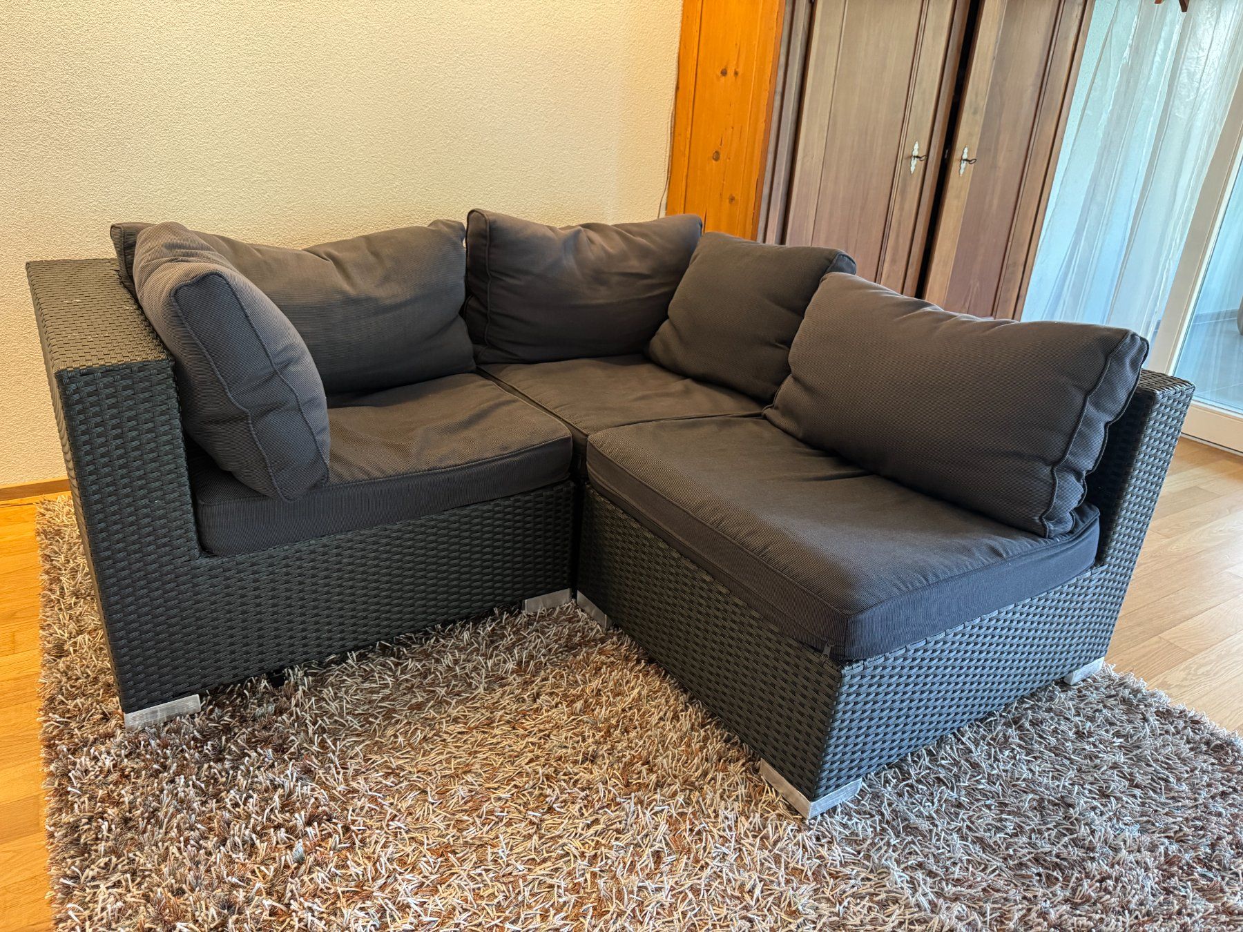 Sofas: Gartenlounge Ecksofa aus dunkelgrauem Polyrattan – Gebraucht aus Sarnen von sale4prof 4