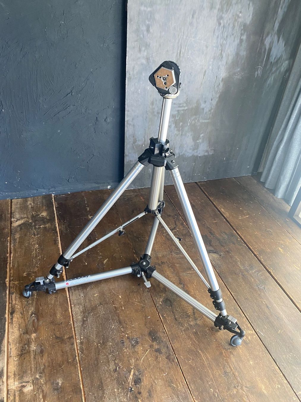 Manfrotto Treppiedi & Teste: Manfrotto Tripod 075 ohn Manfrotto Autodolly – Usato da Hallwil venduto da 2bloke 3