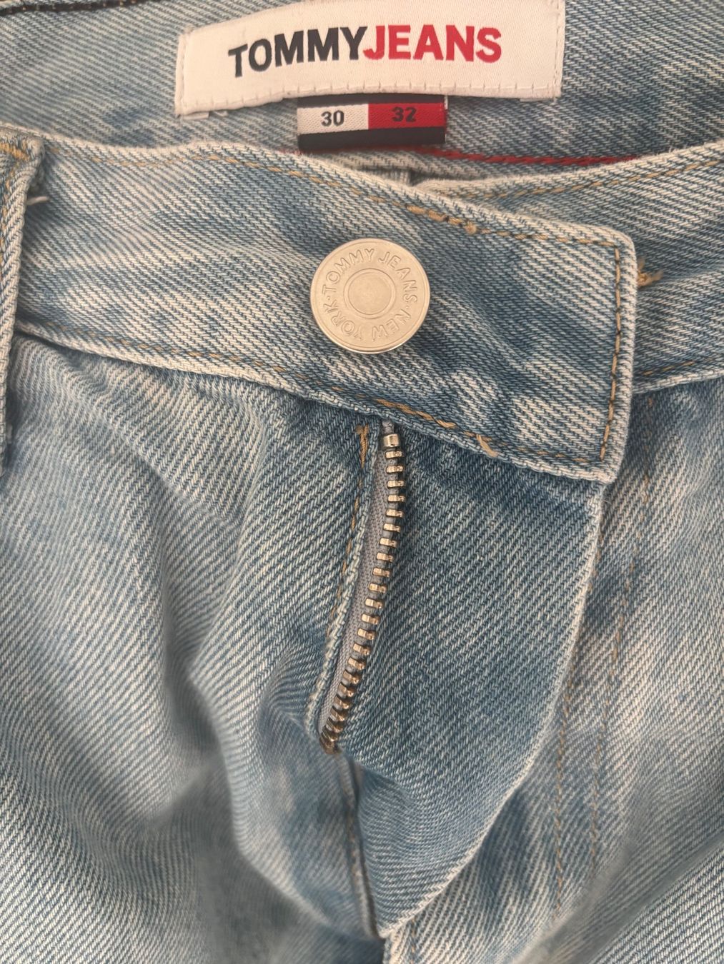 Tommy Hilfiger Jeans: Tommy Jeans – Usato da Bern venduto da Iuliia_novova 1