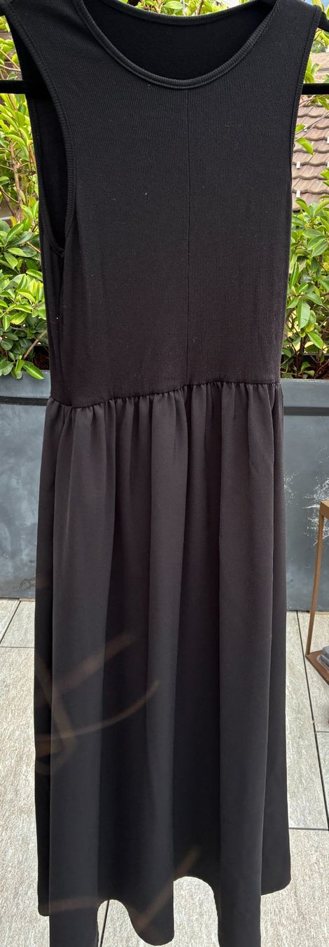 Robes: Robe sans manche noire – Neuf (Voir description) à Sierre par fio_zy87