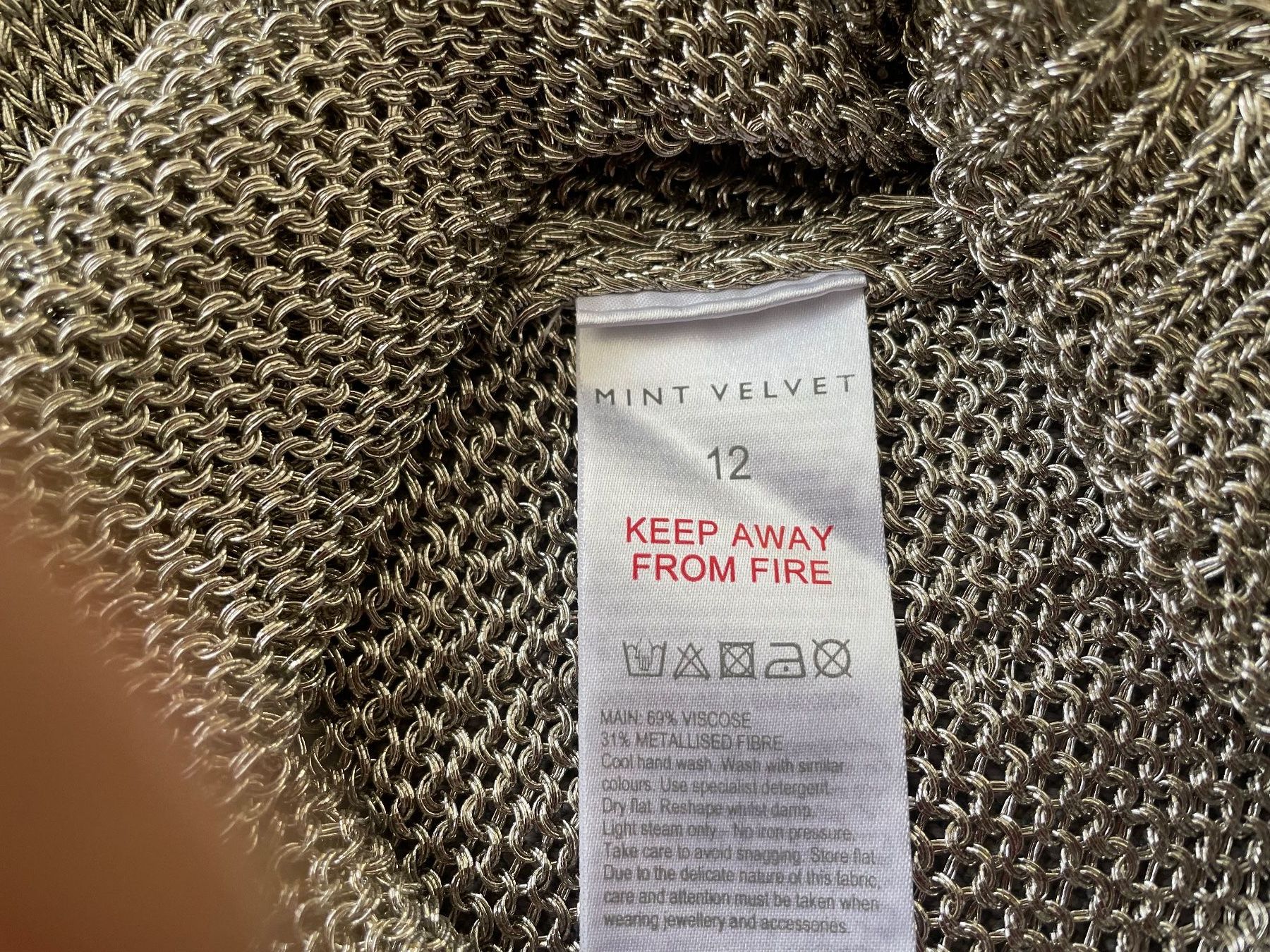 Pulls & Sweat-shirts: Silberner Pulli mit Metallfäden – D'occasion à Huttwil par heinzdaniel63