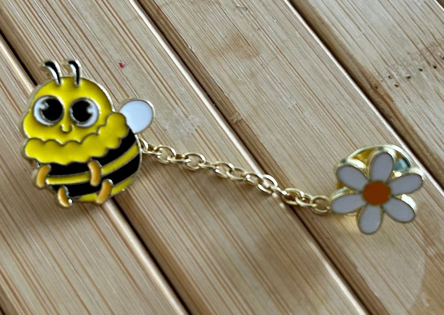 Placchette & Badge: Pin Biene & Blume – Nuovo e nell'imballaggio originale da Geneve venduto da vane267